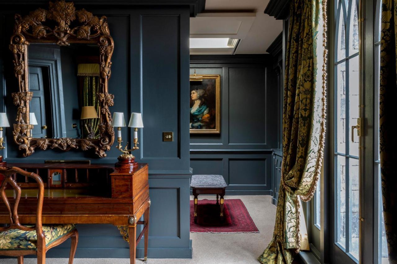 Suite with Sitting Room and Balcony