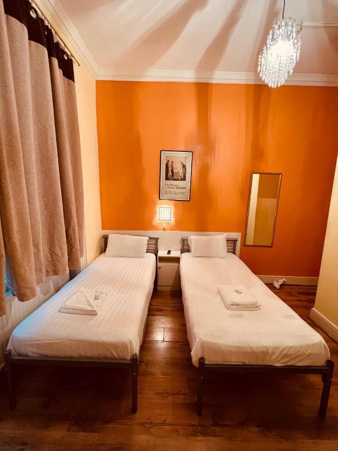 Twin Room Private Bathroom