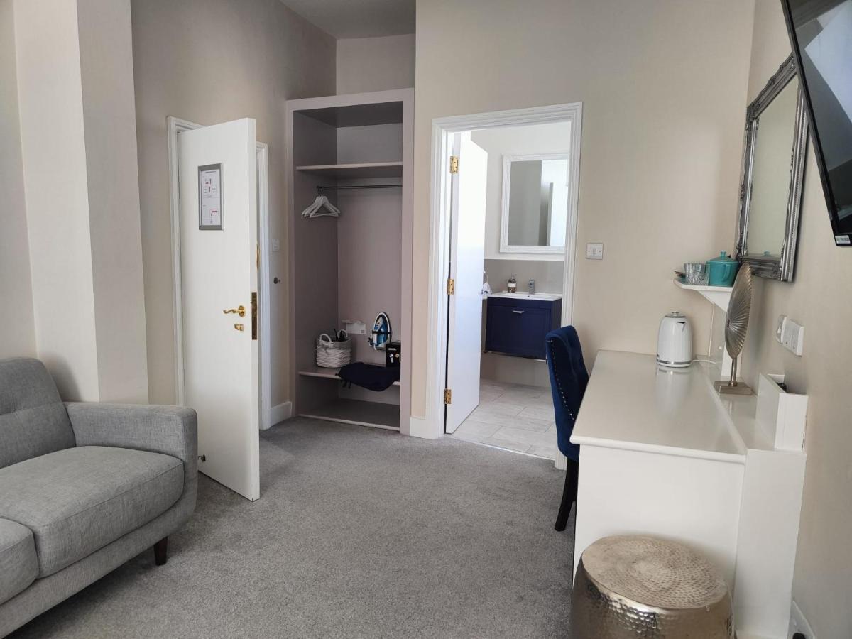 Deluxe Double Room Shower