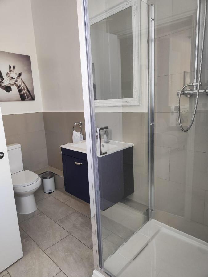 Deluxe Double Room Shower