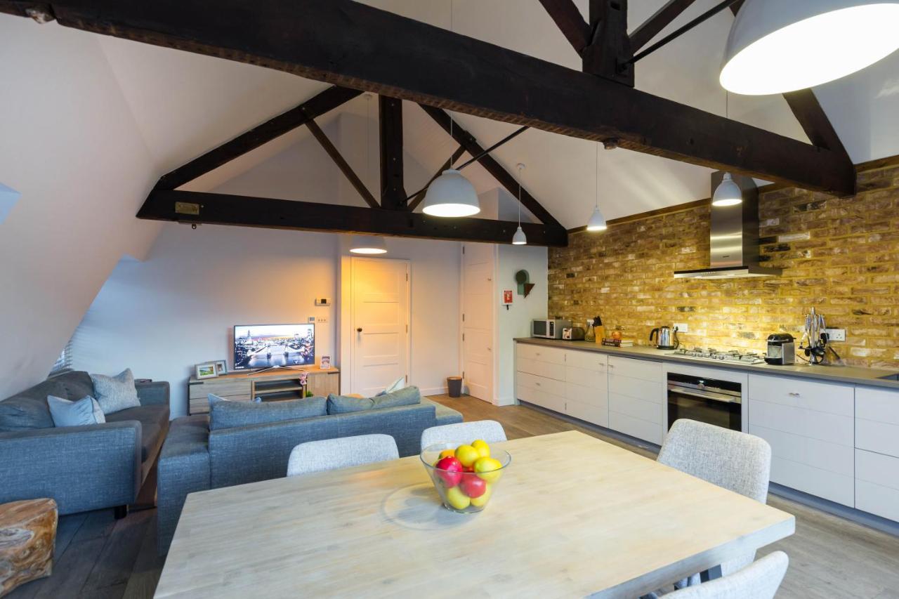 Deluxe Two-Bedroom Penthouse Apartment with Terrace