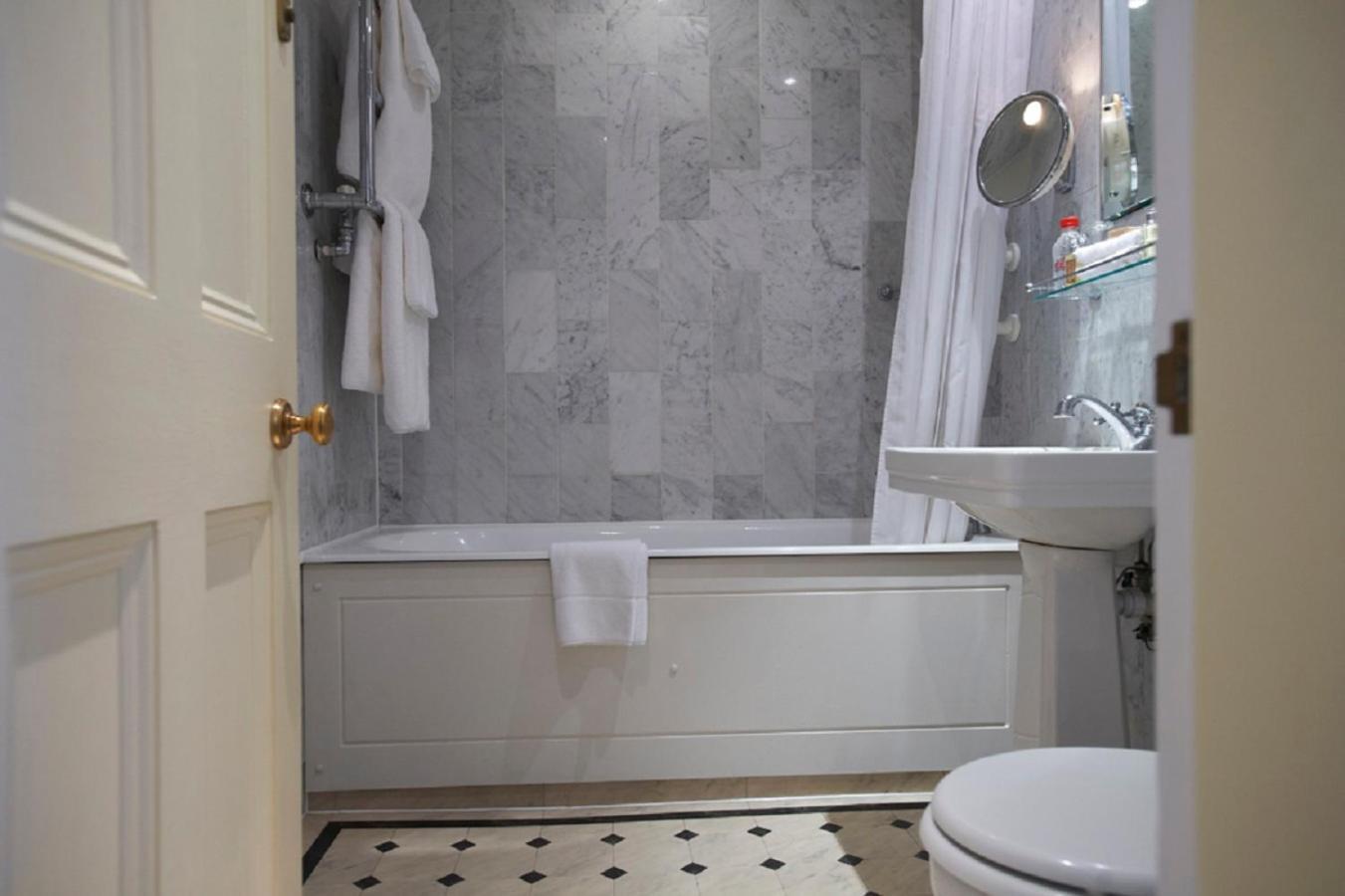 Double Room,1432847677:JPEG
