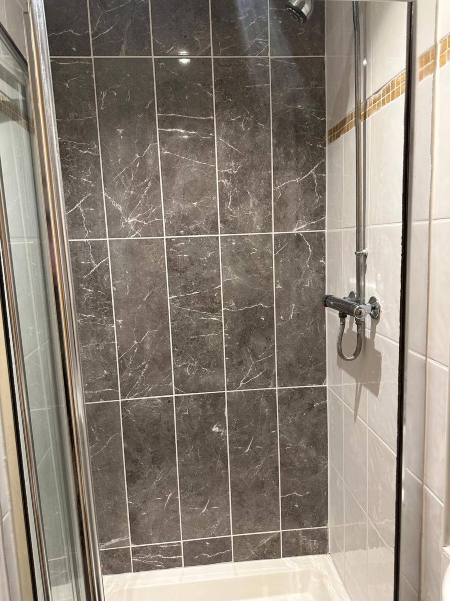 Single Room with Ensuite Bathroom