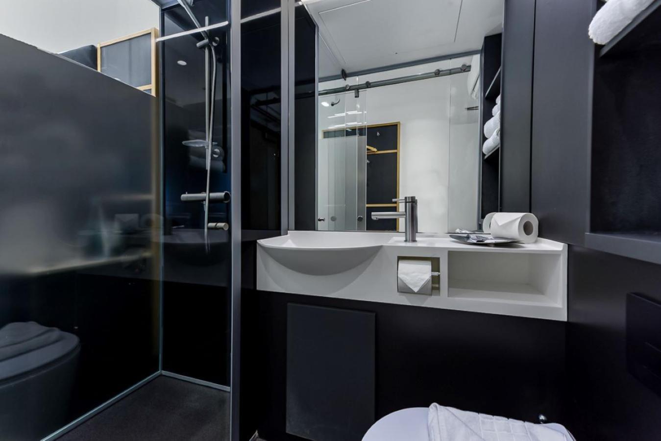 Club Queen Room