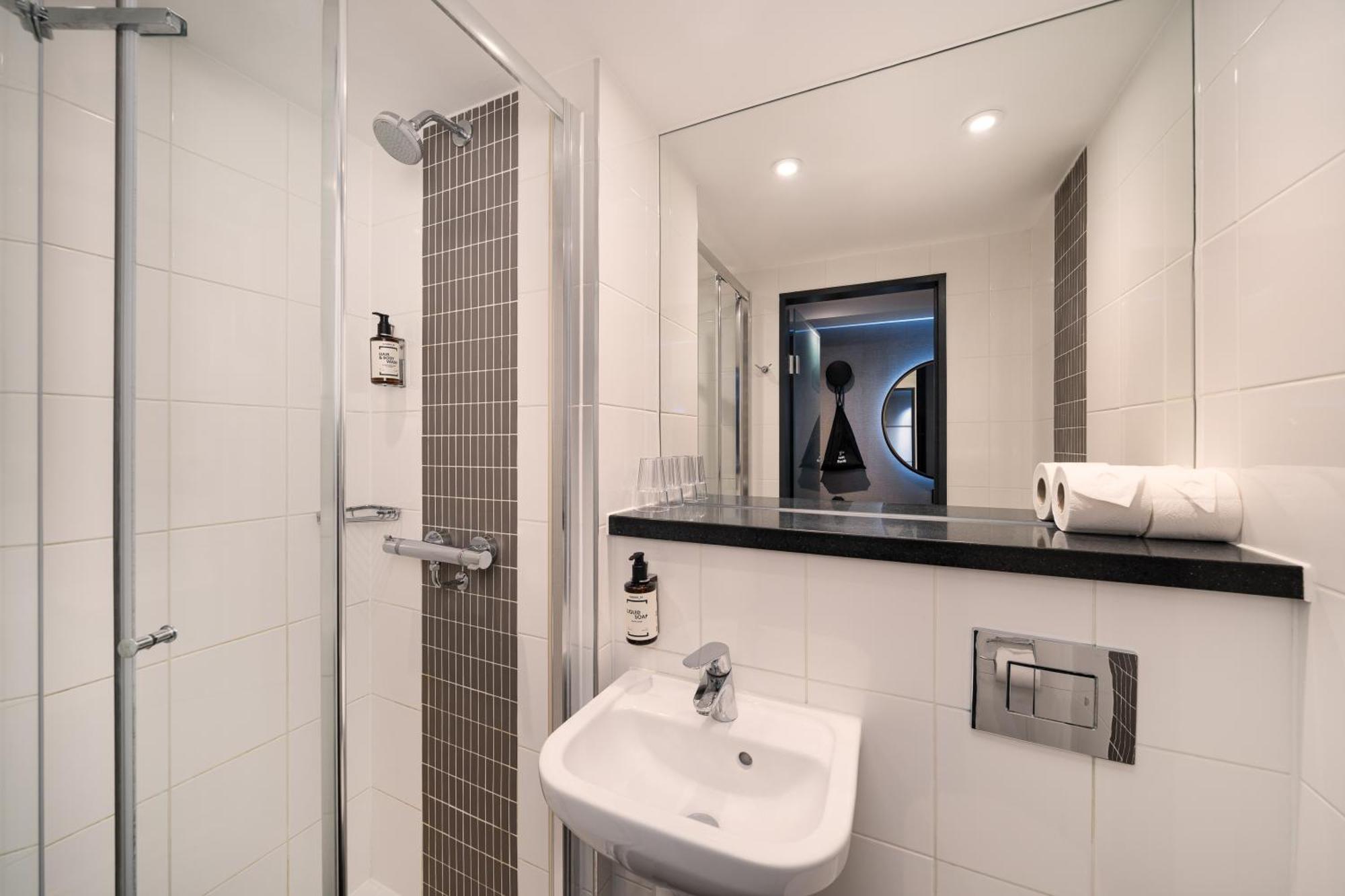 Cosy Double Room with Window