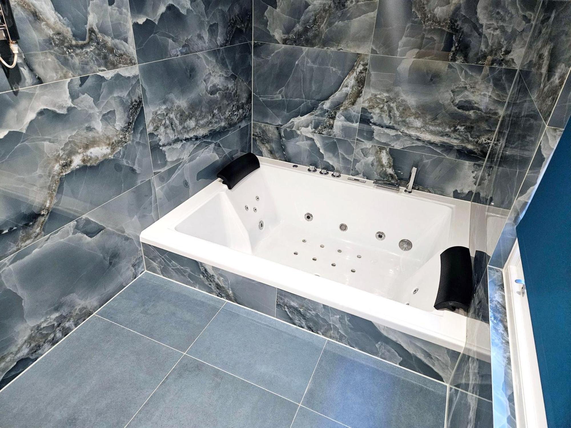 Signature Jacuzzi Suite