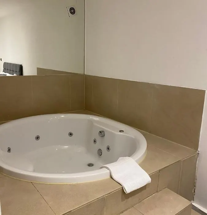 Kings Road Apartment With En-Suite Spa Bath-1