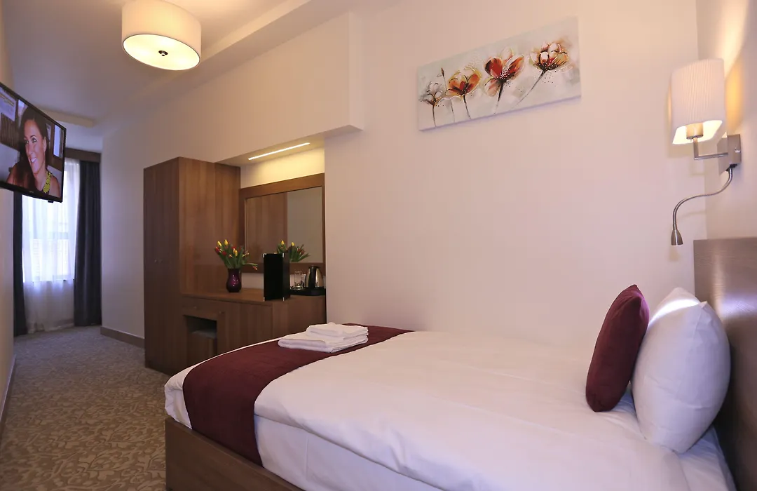 London Kings Hotel-1