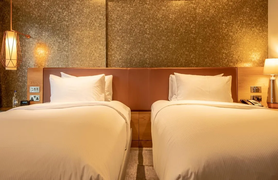 Lincoln Plaza Hotel London, Curio Collection By Hilton-1