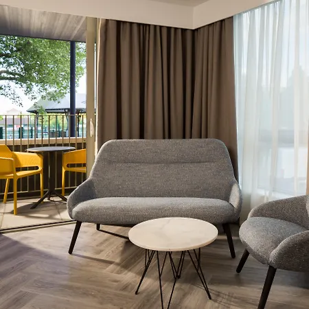 Roomzzz London Stratford-3