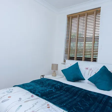 Evergreen Apartments-Flat 4, London-3