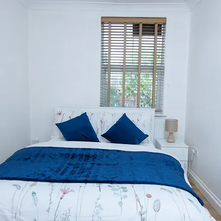 Evergreen Apartments-Flat 4, London-2