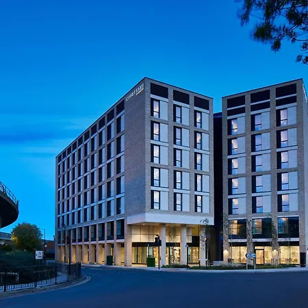 Courtyard By Marriott London City Airport-3