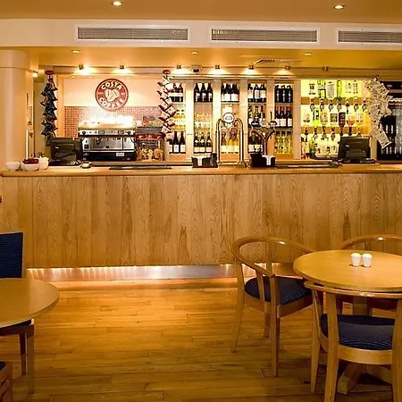 Premier Inn London Docklands Excel-3